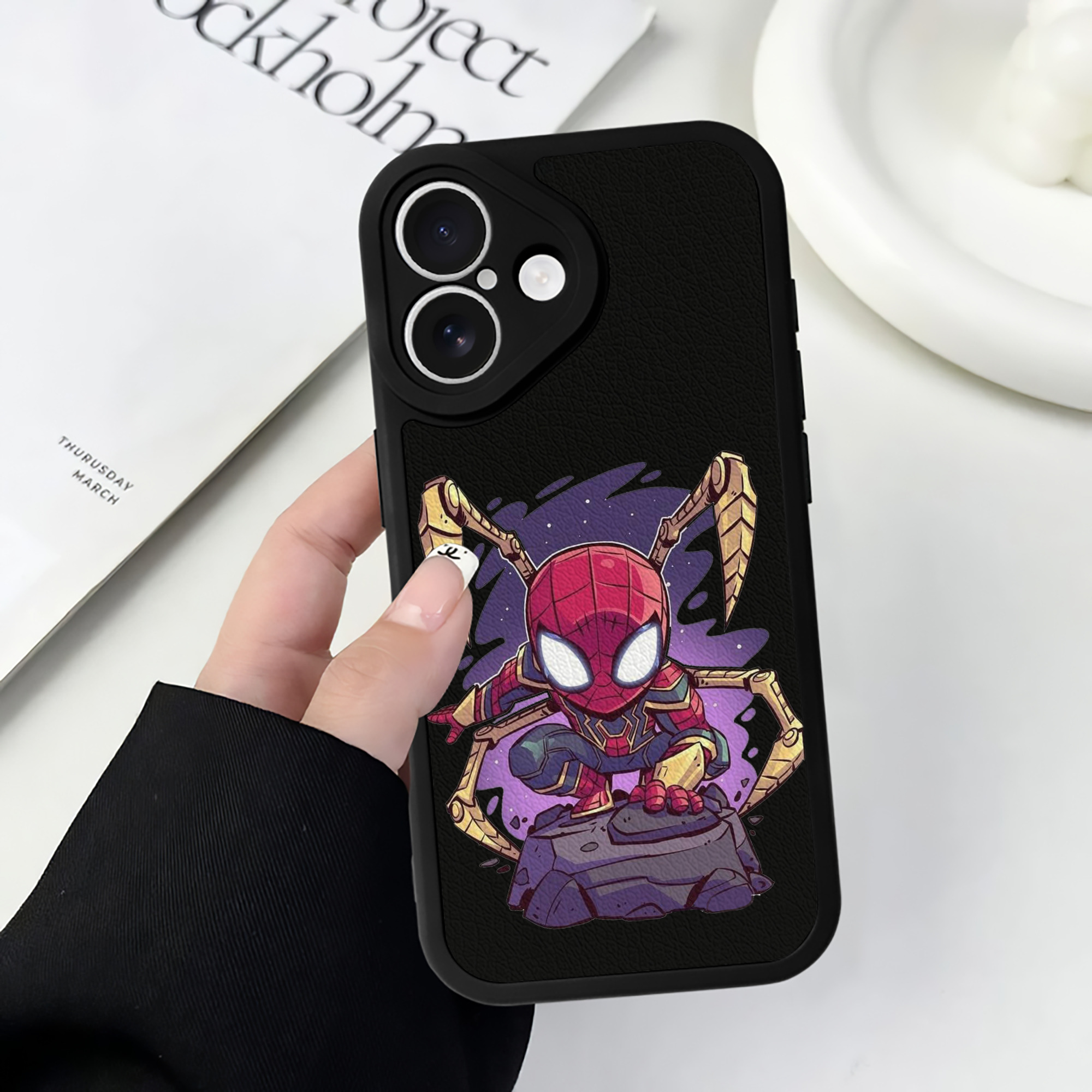 （画像用） アベンジャーズ The Avengers 【iPhone 16シリーズ対応】シリコンスマホケース（レザー調） 材質：シリコン